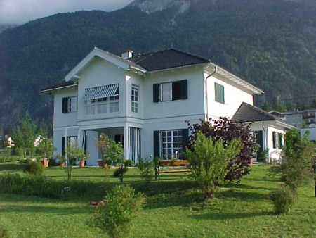 Wohnhaus mit Eingang Ordination an der Rückseite